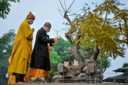 Nghi thức sái tịnh - Ảnh: T.Đ.H