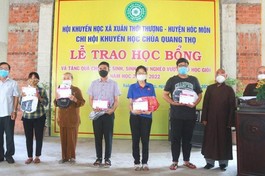 Thượng tọa Thích Lệ Tâm và ông Đỗ Trung Tín trao học bổng đến các em mồ côi - Ảnh: CTV