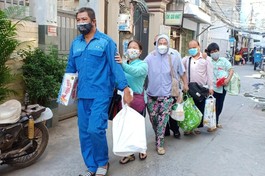 Người khiếm thị nhận quà đón xuân 