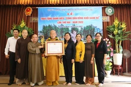  Hòa thượng Thích Như Niệm nhận danh hiệu Công dân Đồng Khởi danh dự