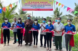 Cắt băng khánh thành cầu bê-tông số 11 của chùa Long Bửu - Ảnh: L.B