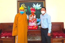 Ông Nguyễn Văn Nô tặng quà chúc mừng Xuân Nhâm Dần đến Hòa thượng Thích Từ Vân