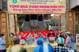 Ni trưởng Thích nữ Như Thảo trao 400 phần quà Tết đến bà con khó khăn