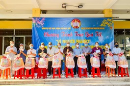 Thượng tọa Thích Minh Trí trao quà Tết đến bà con