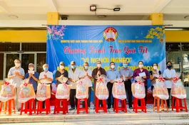 Thượng tọa Thích Minh Trí trao quà Tết đến bà con