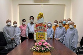 Ông Nguyễn Duy Tân, Trưởng ban Tôn giáo TP.HCM tiếp chư Ni chúc mừng năm mới 