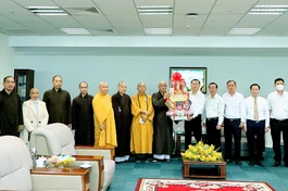 Hòa thượng Huệ Thông tặng quà chúc Tết đến lãnh đạo Tỉnh ủy tỉnh Bình Dương