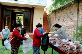 Người dân chọn thực phẩm thiết yếu cho ngày Tết