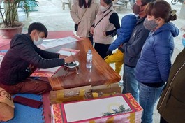 “Ông đồ trẻ” Thành Trí cho chữ tại Chí Linh tự