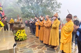 Dâng hương cầu nguyện tại chùa Ngọa Vân