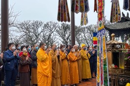 Chư tôn đức Ban Trị sự Phật giáo tỉnh Quảng Ninh thực hiện lễ dâng hương cầu quốc thái dân an