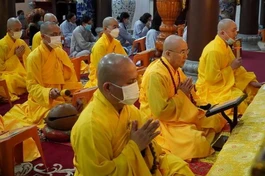 Chư Tăng, Phật tử chùa Thiên Minh trì tụng trong khóa lễ cầu an đầu năm