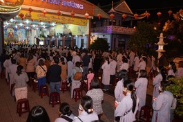Đông đảo Phật tử về tham gia cầu nguyện an lành
