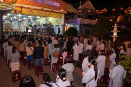Đông đảo Phật tử về tham gia cầu nguyện an lành