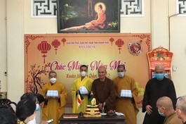 Hòa thượng Thích Minh Thông cùng chư Tăng chuẩn bị đến làm Phật sự tại huyện đảo Trường Sa