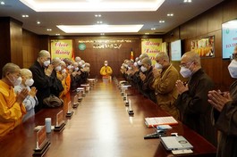 Chư tôn đức niệm Phật cầu gia hộ trước buổi họp