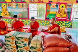 Hội Từ thiện chùa Thôn Dôn cúng dường đến các chùa khó khăn do ảnh hưởng dịch Covid-19