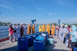 Chùa Minh Đạo tổ chức phóng sinh cá ra sông Sài Gòn