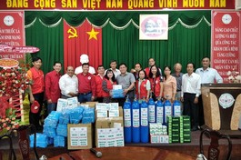 Đoàn thiện nguyện trao trang thiết bị y tế, thuốc đến Trung tâm Y tế huyện Tam Nông