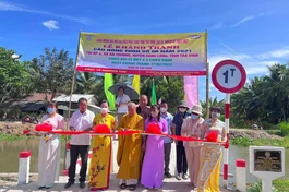 Cắt băng khánh thành cây cầu bê-tông số 50 tại xã An Trường, huyện Càng Long - Ảnh: LB