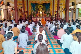 Phật tử về tịnh xá Ngọc Phương tu tập