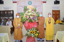 Hòa thượng Thích Thiện Tấn tặng hoa chúc mừng hội nghị