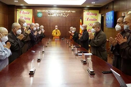 Chư tôn đức niệm Phật cầu gia hộ trước buổi họp