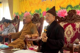 Hòa thượng Thích Thanh Quyết góp ý, điều chỉnh nội dung đề tại cho nghiên cứu sinh