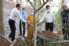 Ông Vũ Chiến Thắng trong cây lưu niệm tại Trụ sở Ban Trị sự - chùa Linh Quang