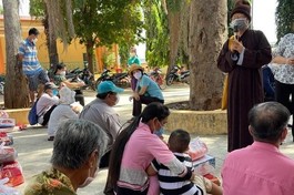 Ban Từ thiện thiền viện Vạn Hạnh tặng quà đến người khiếm thị tỉnh Đồng Nai