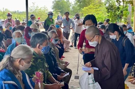 Đoàn từ thiện chùa Từ Hiếu -TP.Huế trao quà đến người mù