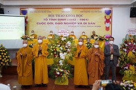 Ban Tổ chức nhận hoa chúc mừng hội thảo