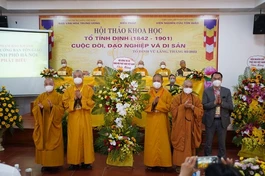 Ban Tổ chức nhận hoa chúc mừng hội thảo