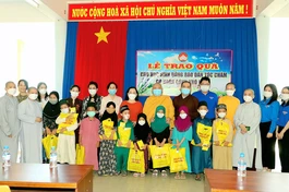 Đoàn trao quà đến học sinh dân tộc Chăm tại Trường Tiểu học Hòa Lộc, xã Minh Hòa