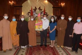 Hòa thượng Thích Huệ Tâm tặng quà cảm ơn lãnh đạo Tỉnh ủy sau Đại hội Phật giáo tỉnh Tây Ninh lần VII