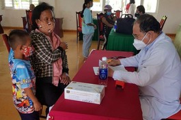 Đoàn y bác sĩ Bệnh viện Trưng Vương khám bệnh cho người nghèo Đắk G'Long