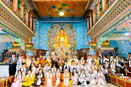 Đoàn chụp ảnh lưu niệm