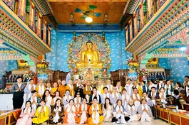 Đoàn chụp ảnh lưu niệm