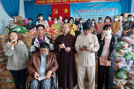 Đại đức Thích Lệ Lạc động viên bà con vượt qua khó khăn