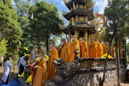 Nhiễu tháp - Ảnh: Nhân Lạc