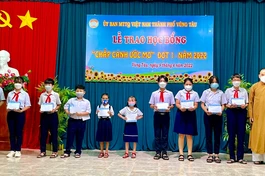 Thượng tọa Thích Thiện Thông trao quà đến các học sinh