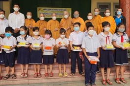 Trao học bổng đến học sinh nghèo - Ảnh: Ni giới HPKH