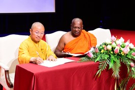 Thượng tọa Thích Nhật Từ ký kết nhận đất trao tặng từ Hòa thượng Hòa thượng Bodagama Chandima 