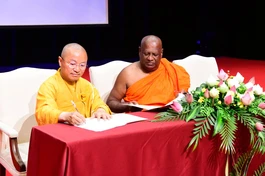 Thượng tọa Thích Nhật Từ ký kết nhận đất trao tặng từ Hòa thượng Hòa thượng Bodagama Chandima 