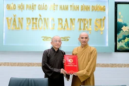 Thượng tọa Thích Minh Vũ trao quyết định đến Đại đức Thích Huệ Minh