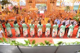 Cắt băng khánh thành chùa Khánh Hưng