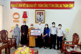 Hòa thượng Thích Hạnh Thể trao bảng tượng trưng ủng hộ từ thiện đến đại diện Ủy ban MTTQVN tỉnh