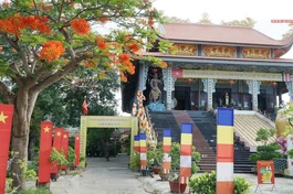 Cổng chào mừng trước hội trường chùa Sùng Ân, nơi diễn ra hai ngày đại hội