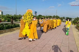 Đoàn chư tôn đức Ban Thường trực Ban Trị sự tỉnh Ninh Thuận dâng hoa tại Nghĩa trang Liệt sĩ tỉnh