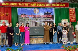 Thượng tọa Thích Giác Vũ trao tặng tivi đến đại diện Trường Mầm non Nà Bó
